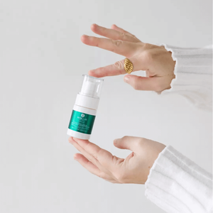 Punktowe serum na zmiany mikrozapalne z 7% AHA/BHA, 3% kwasu azelainowego i laktoferyną